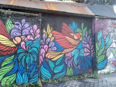 Oiseau tropical aux fleurs exotiques