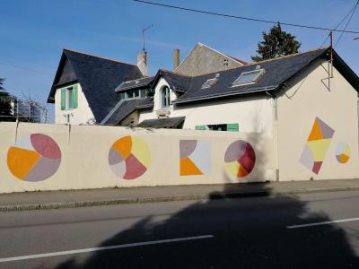 Cercles geometriques colores sur mur blanc