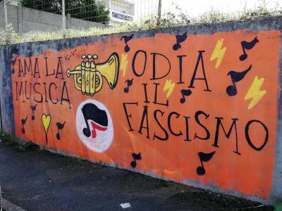 Ama la musica, odia il fascismo