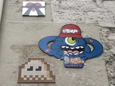 Street art A2 invader gzup