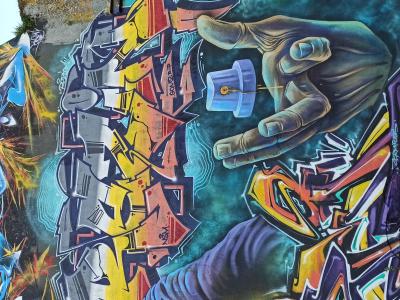 Graffeur encapuchonné et fresques colorées