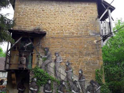 Homme suspendu dans une grange