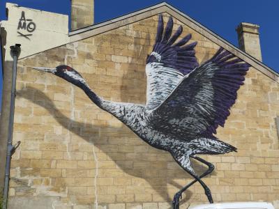 Oiseau monumental épuré