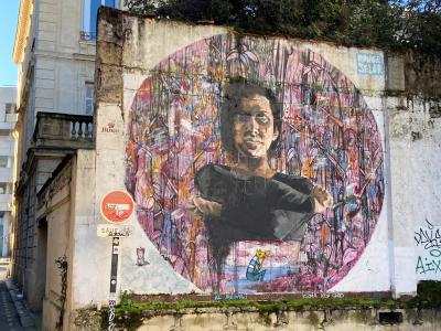 Portrait urbain sur fond de collage par Rouge