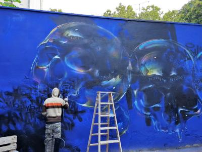 Bulles irisées sur fond bleu par Tempo Nok