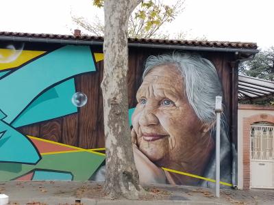 Fresque panoramique vieil homme souriant