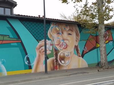 Fresque panoramique vieil homme souriant