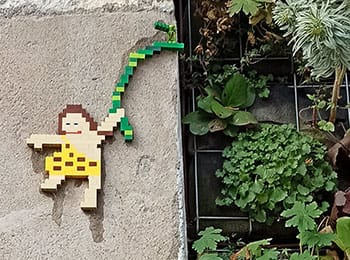 Dijon : l'artiste M'BricK colle des images en Lego au-dessus des panneaux  de rue - France Bleu